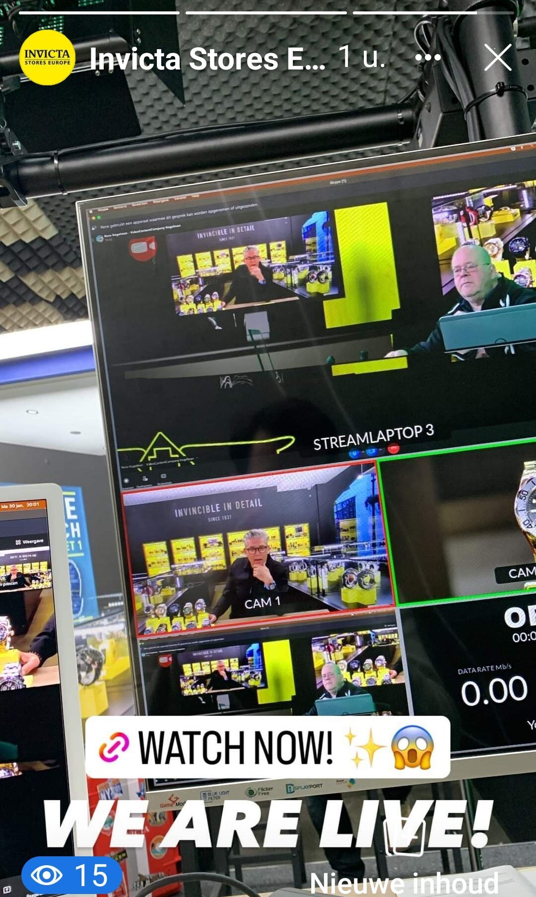 René Kogelman, Live Shopping presentator, tijdens een livestream voor horlogemerk Invicta met afkijkmonitoren.