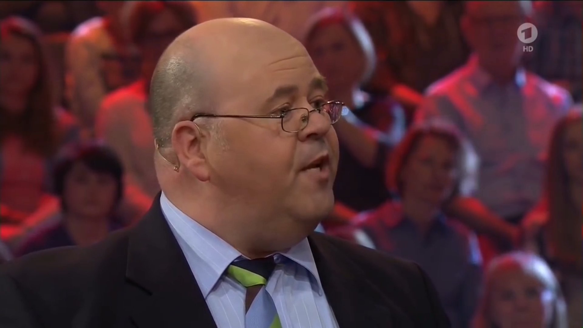 René Kogelman is een gezette acteur met een sterke mimiek, die elke rol, van zakenman tot slager, indrukwekkend neerzet.